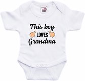 This boy loves grandma tekst baby rompertje wit jongens - Cadeau oma - Babykleding 56 (1-2 maanden)