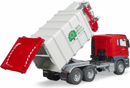 Rode vuilniswagen met witte, kantelbare laadbak, voorzien van de tekst 'REUSE REDUCE RECYCLE'.