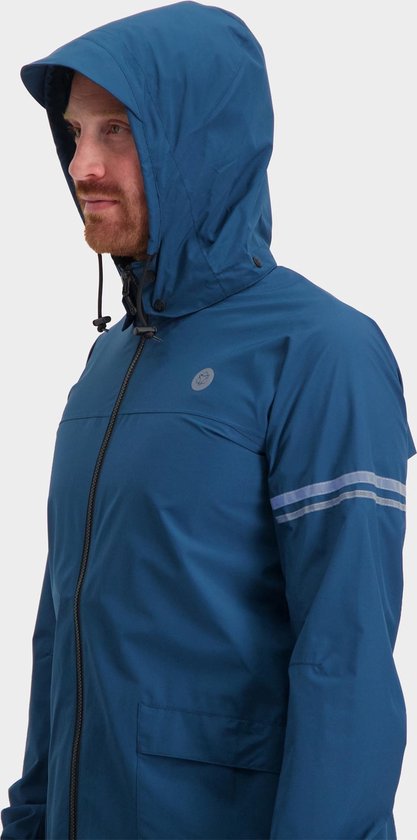 Man in een blauwe regenjas met capuchon, zijaanzicht.