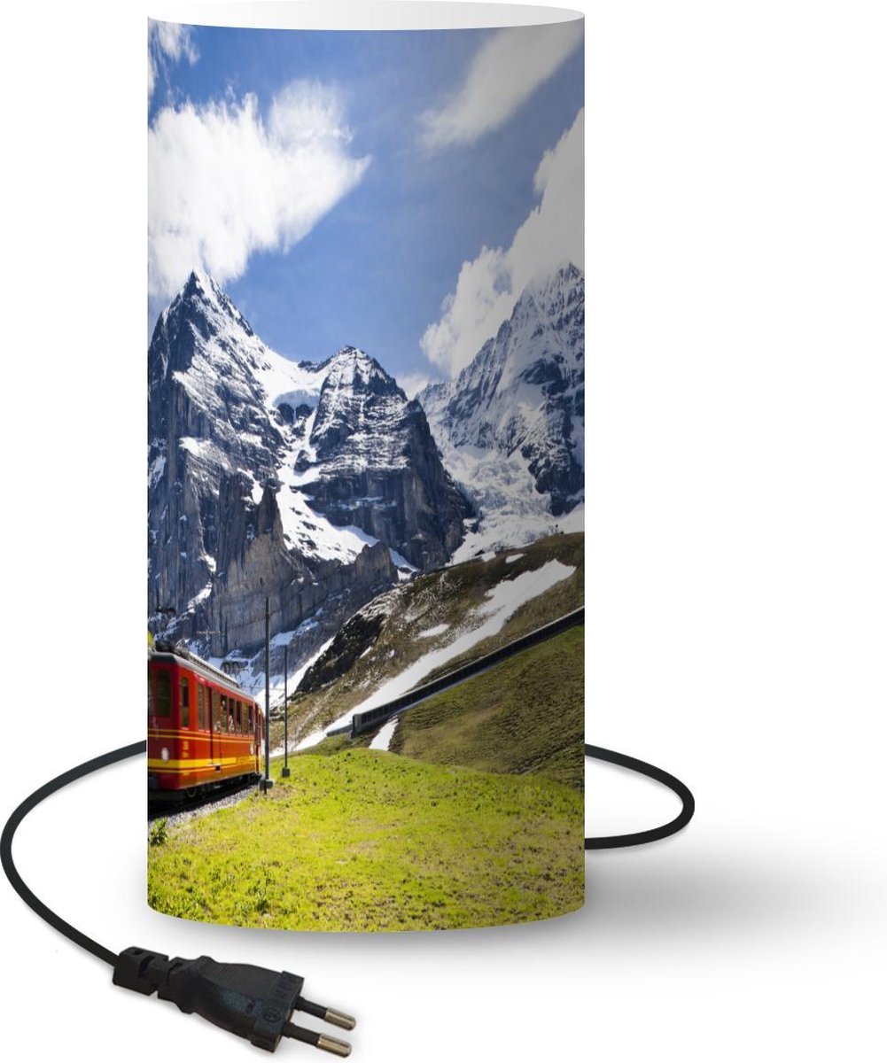 Lamp - Nachtlampje - Tafellamp slaapkamer - Een rode trein met bergen - 33 cm hoog - Ø15.9 cm - Inclusief LED lamp
