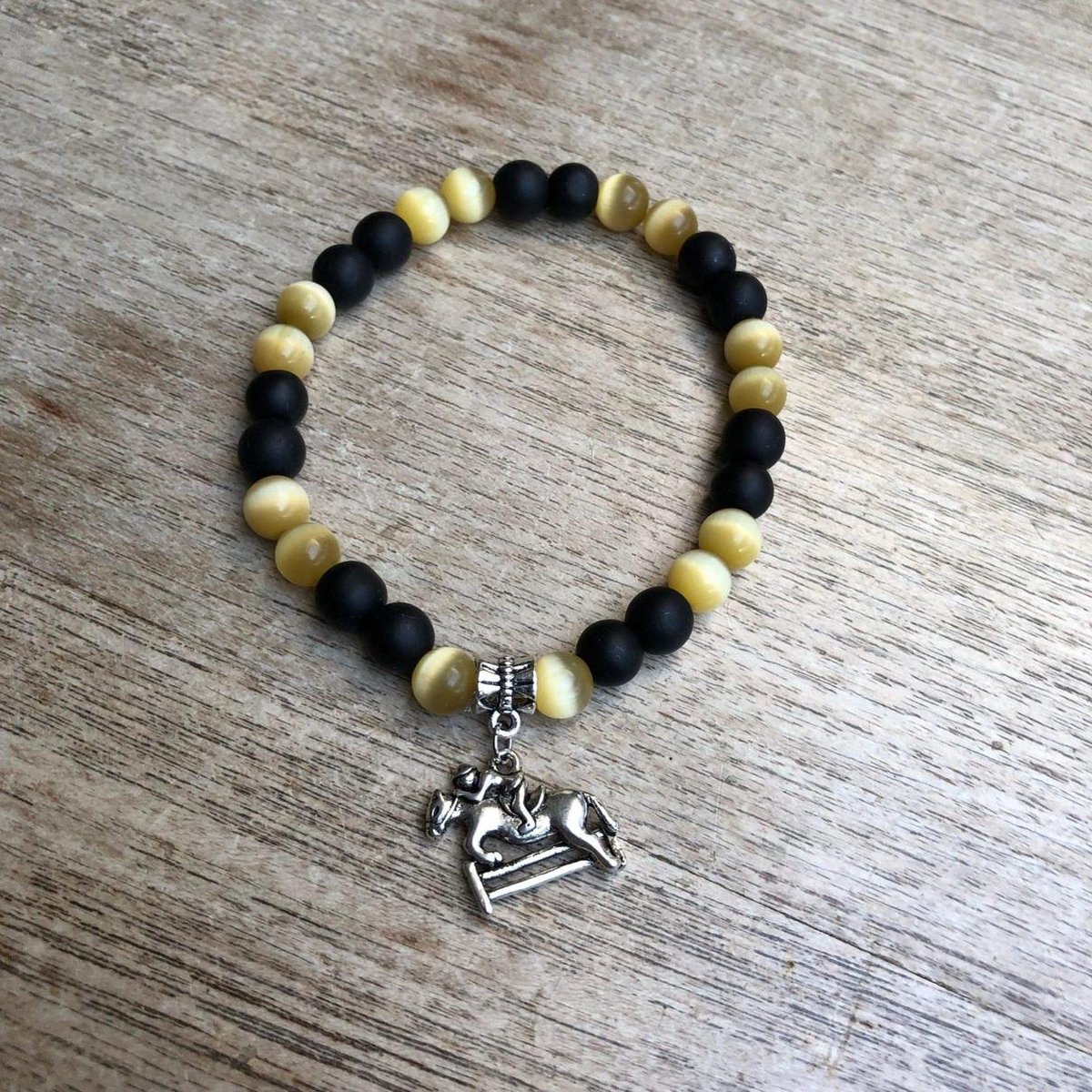 GoedeDoelen.Shop | Natuurstenen kralenarmband Joris | Paarden Armband | Gele Tijgeroog | Onyx | Bedelarmband | Vriendschapsarmband | Paarden Liefde | Unisex Armband | Polsmaat 18-20 cm | Wellness-House