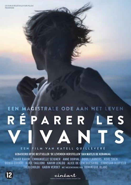 Film poster met een persoon van achteren gezien, met tatoeages op de rug. Tekst: Réparer Les Vivants.