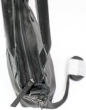 Vue de dessus d'une partie d'un sac à main noir en cuir avec fermeture éclair.