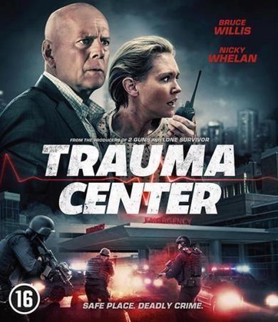 Bruce Willis en Nicky Whelan op de filmposter van Trauma Center, met politieauto's en bewapende mannen.