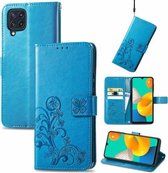 Voor Samsung Galaxy M32 Vierbladige sluiting Reliëfgesp Mobiele telefoonbescherming lederen tas met lanyard & kaartsleuf & portemonnee & beugelfunctie (blauw)