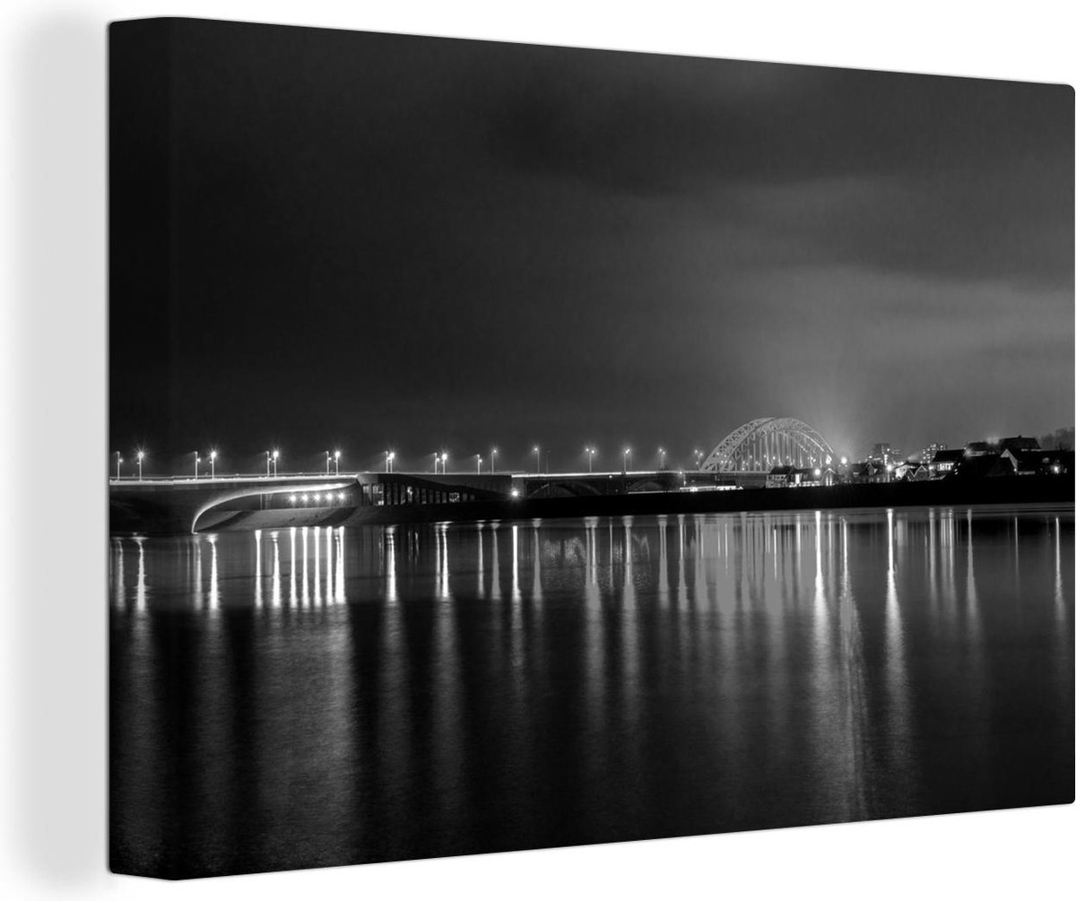 Canvas Schilderij Verlichting in de Nederlandse stad Nijmegen - zwart wit - 120x80 cm - Wa