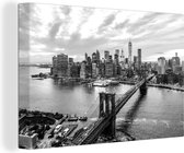 Canvas schilderij 150x100 cm - Wanddecoratie Skyline van New York bij de Brooklyn Bridge - zwart wit - Muurdecoratie woonkamer - Slaapkamer decoratie - Kamer accessoires - Schilderijen