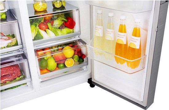 Koelkastdeur open met schappen gevuld met diverse dranken en fruit, waaronder sinaasappels en citroenen.