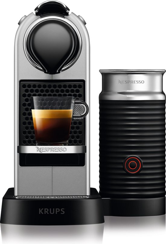 Zilverkleurige Nespresso Krups Citiz koffiemachine met melkopschuimer en espresso in een glazen kopje.