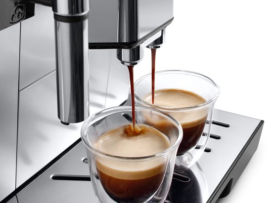 Twee glazen espresso's die worden ingeschonken uit een De'Longhi Dinamica espressomachine.