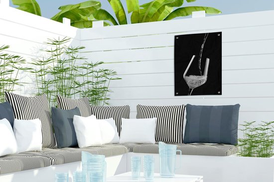 Tuin decoratie Wijn wordt ingeschonken - zwart wit - 30x40 cm - Tuindoek - Buitenposter