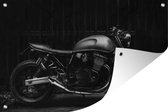 Tuindecoratie Zijaanzicht van een zwarte motor - zwart wit - 60x40 cm - Tuinposter - Tuindoek - Buitenposter