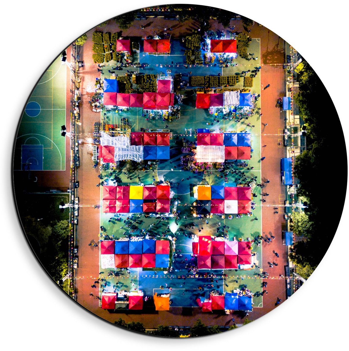 KuijsFotoprint Dibond Wandcirkel - Groot Feest van Bovenaf Gefotografeerd - 40x40cm Foto op Aluminium Wandcirkel (met ophangsysteem) Rood