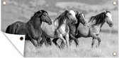 Tuinposter Vier wilde mustang paarden rennen door het gras - zwart wit - 90x40 cm - Wanddecoratie Buiten - Tuinposter - Tuindoek - Schuttingposter - Tuinschilderij