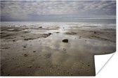 Wolken weerspiegelen in de plassen van de Waddenzee Poster 90x60 cm - Foto print op Poster (wanddecoratie woonkamer / slaapkamer) / Zeeën en meren Poster / Zee en Strand