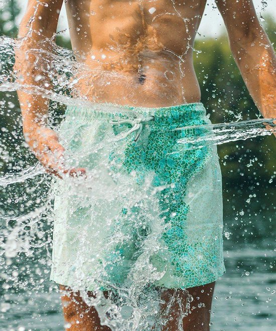 Zwemshort met een mozaïekpatroon in mintgroen en blauw, met een trekkoord.