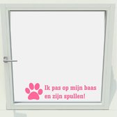 Ik Pas Op Mijn Baas -  Roze -  34 x 8 cm  - raam en deurstickers - honden  alle muurstickers raam en deurstickers - Muursticker4Sale