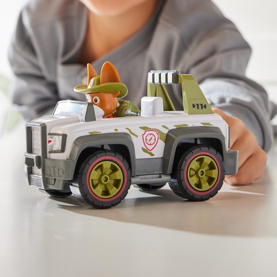Witte terreinwagen met camouflageprint en groene accenten, door een kind bespeeld.