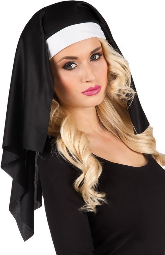 Vrouw met blond haar in een zwart nonnenkostuum met witte hoofdband.