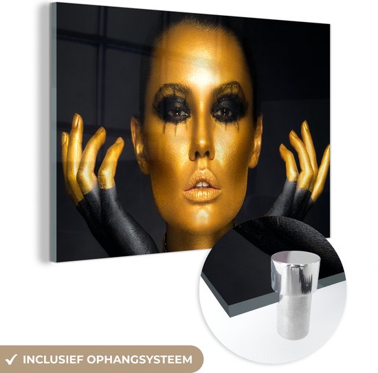 MuchoWow® Glasschilderij 30x20 cm - Schilderij acrylglas - Vrouw - Portret - Goud - Luxe - Zwart - Foto op glas - Schilderijen