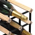 Champagneflessen in een houten en metalen wijnrek.
