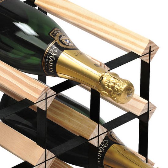 Champagneflessen in een houten en metalen wijnrek.