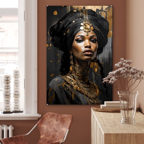 Een vrouw met zwarte tulband en gouden sieraden, afgebeeld op een glazen wandpaneel boven een houten meubel.