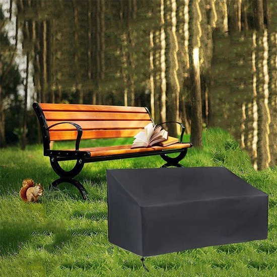 Housse noire pour un banc deux places sur l'herbe, avec un écureuil et un livre.