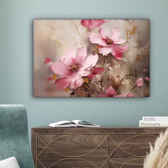 Abstract schilderij van roze bloemen met gouden accenten op beige achtergrond, hangend boven een dressoir.