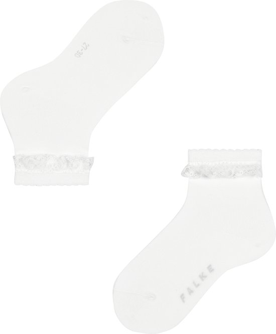Twee witte enkelsokken met kanten randjes en een maatlabel.