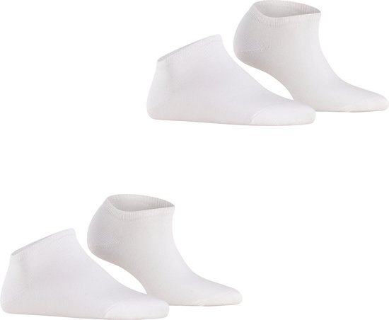 Twee paar witte enkelsokken, op een rij.