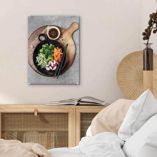 Peinture sur verre - Un bol de légumes avec des herbes et une sauce salée sur une planche à découper en bois - 30x40 cm - Peintures sur Verre Peintures - Photo sur Glas