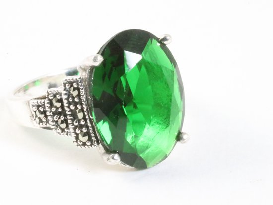 Zware zilveren ring met groene saffier en marcasiet