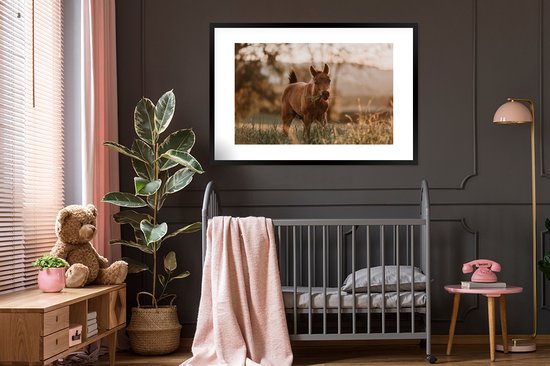Le poulain Quarter Horse mange de l'herbe 120x80 cm