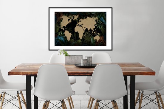 Carte du monde couleur sable sur fond noir décorée de fleurs et feuilles 90x60 cm