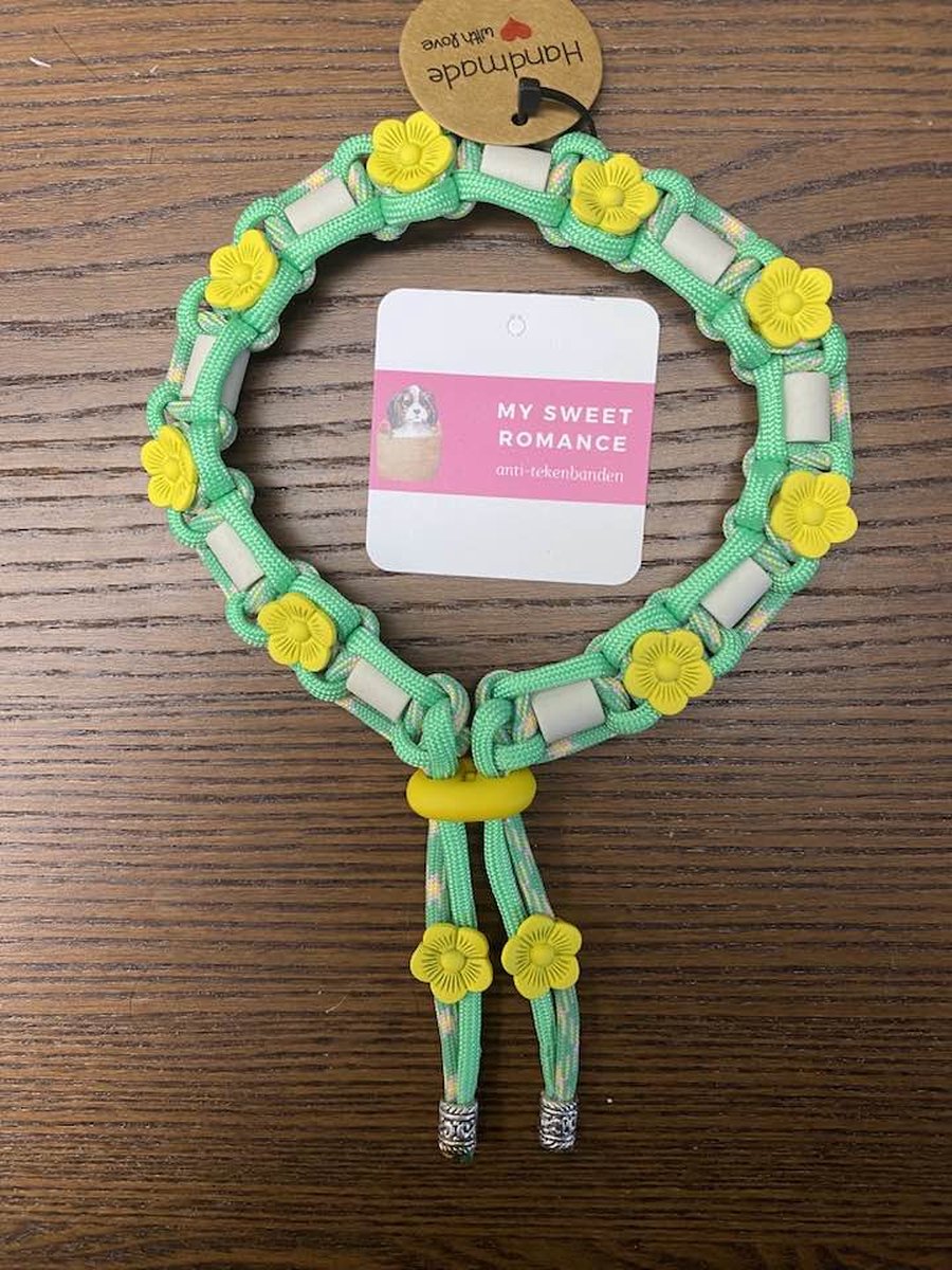 Anti-tekenband hond - Lemonade - lengte 30 cm - nekomvang vanaf 29 tot en met 34 cm - originele EM-X kralen lichtgrijs - maat M - mintgroen/geel - met gele bloemen - op=op
