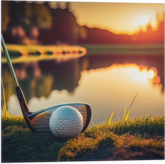 Vlag - Golf - Golfbal - Golfclub - Zonsondergang - Gras - Water - 50x50 cm Foto op Polyester Vlag