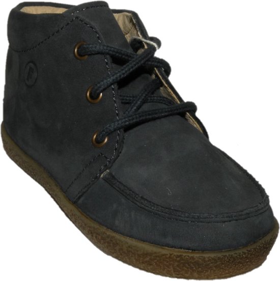 Donkerblauwe leren veterboot met bruine zool. Goudkleurige veteroogjes.