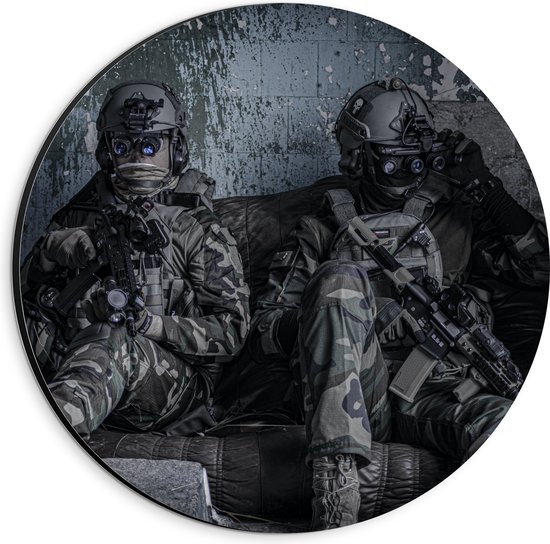 Dibond Muurcirkel - Twee Rustende Soldaten - 20x20 cm Foto op Aluminium Muurcirkel (met ophangsysteem)