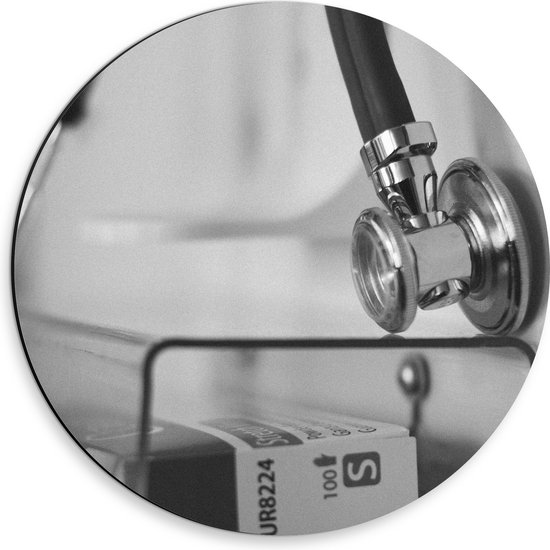 Dibond Muurcirkel - Close-up van Stethoscoop (Zwart-wit) - 30x30 cm Foto op Aluminium Muurcirkel (met ophangsysteem)
