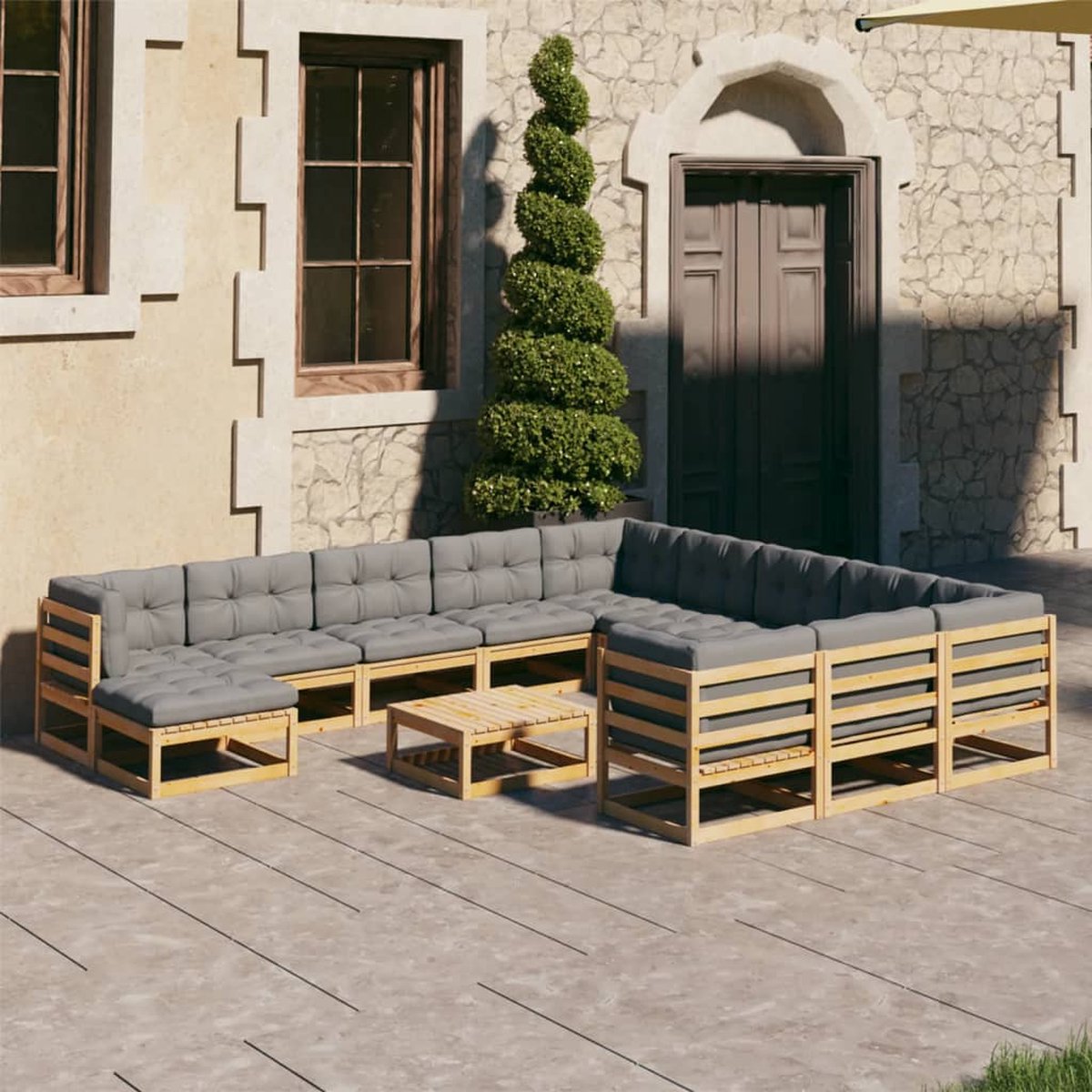 Zwarte massief grenenhouten loungeset met kussens en tuinmeubilair.