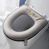 "Set van 2 Dikke Zachte Toiletbrilhoezen met Handvat: Deze set bevat twee dikkere kussenachtige toiletbrilhoezen met handvatten. Ze zijn wasbaar en passen op alle ovale toiletbrillen voor extra comfort en gemak."