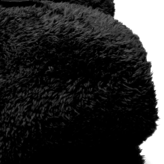 Een close-up van een zwart, wollig plaid.