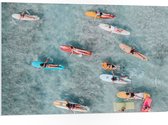 PVC Schuimplaat - Bovenaanzicht van Groep Surfers op Verschillende Kleuren Planken - 105x70 cm Foto op PVC Schuimplaat (Met Ophangsysteem)