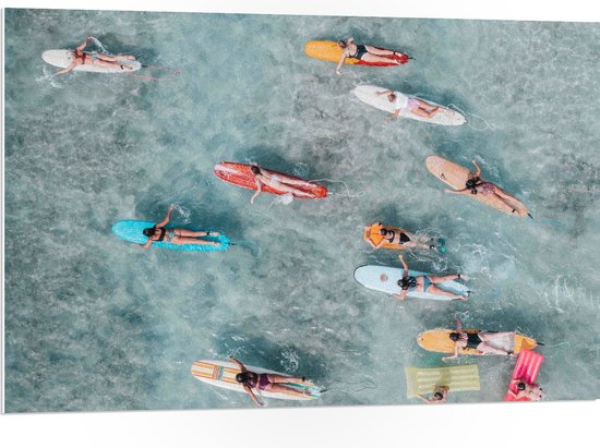 PVC Schuimplaat - Bovenaanzicht van Groep Surfers op Verschillende Kleuren Planken - 105x70 cm Foto op PVC Schuimplaat (Met Ophangsysteem)