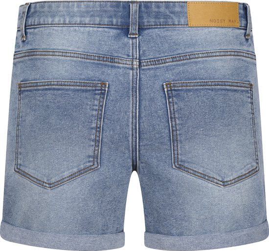 Short en jean bleu clair avec ourlet retroussé, dos avec poches plaquées et étiquette de marque en cuir.