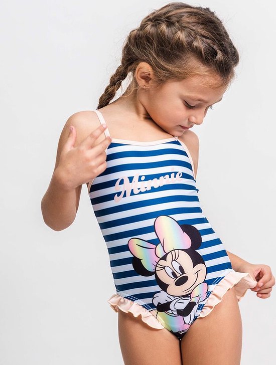Meisje draagt een blauw-wit gestreept badpak met Minnie Mouse en roze ruches.