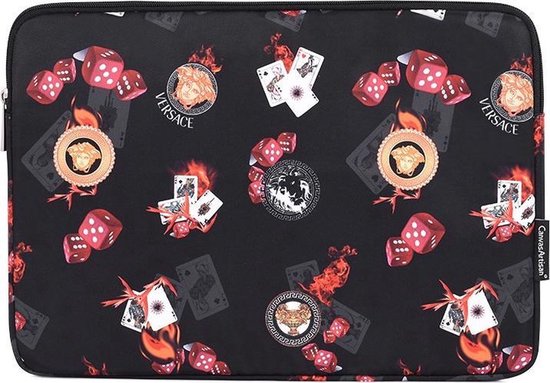 Housse pour ordinateur portable noire avec dés, cartes, feu et motif méduse. Le logo 'VERSACE' est visible.