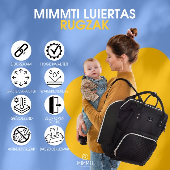 Een vrouw met een baby op haar arm draagt een zwarte Mimmti rugzak met ruitpatroon en witte accenten.