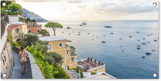 Tuinposter Italië - Vrouw - Positano - Zee - 80x40 cm - Wanddecoratie Buiten - Tuinposter - Tuindoek - Schuttingposter - Tuinschilderij